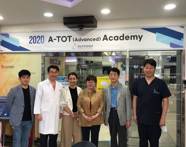 지난 20일 수원 강남여성병원에서 열린 'ATOT 아카데미'를 마친 의료진이 기념촬영을 하고 있다.