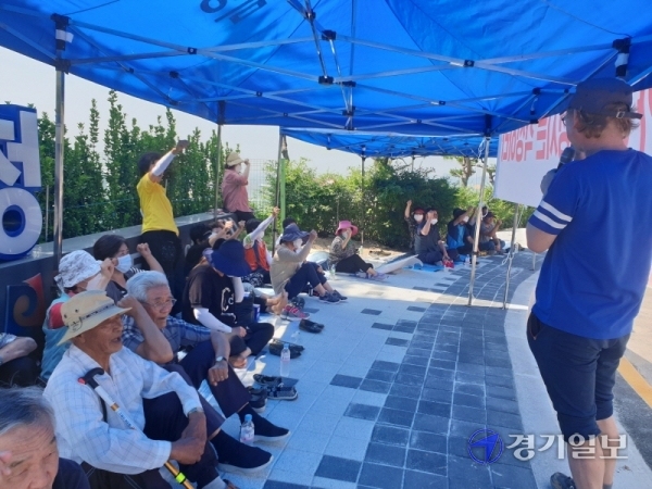 22일 안성시 미양면 후평리 주민들이 시청 앞에서 마을 인근 축사 건립에 반대하며 시위를 벌이고 있다. 박석원기자