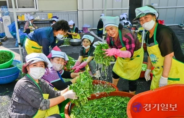 22일 오전 북시흥농협농산물창고에서 열린 '찬찬찬(찬饌贊) 사랑의 여름김치 나눔행사'에서 농가 주부모임 경기도연합회 회원들이 열무를 다듬고 있다. 이번 행사는 농촌의 독거노인과 불우이웃을 돕기위해 경기농협과 농가 주부모임 경기도연합회가 함께 했다. 윤원규기자