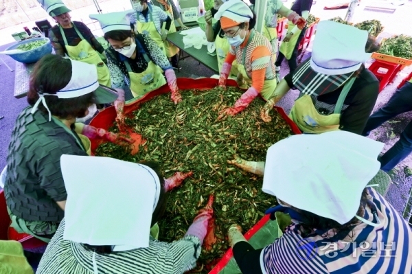 22일 오전 북시흥농협농산물창고에서 열린 '찬찬찬(찬饌贊) 사랑의 여름김치 나눔행사'에서 농가 주부모임 경기도연합회 회원들이 열무김치를 담그고 있다. 이번 행사는 농촌의 독거노인과 불우이웃을 돕기위해 경기농협과 농가 주부모임 경기도연합회가 함께 했다. 윤원규기자