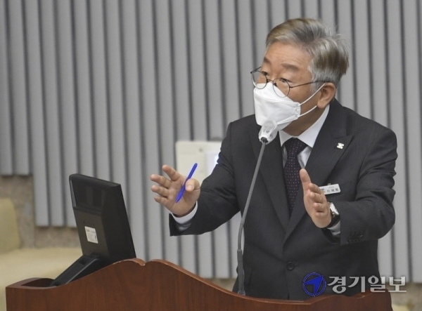 이재명 경기도지사가 22일 오전 경기도의회에서 열린 '제344회 정례회 제2차 본회의 도정질의'에서 대북전단 살포 관련 도 차원의 실질적 대처 방안을 묻는 김명원 의원의 질문에 답변하고 있다. 조주현기자