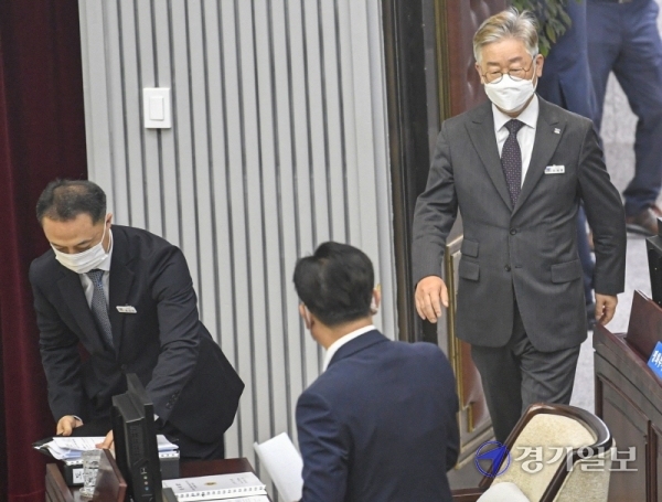 이재명 경기도지사가 22일 오전 경기도의회에서 열린 '제344회 정례회 제2차 본회의'에 입장하고 있다.조주현기자