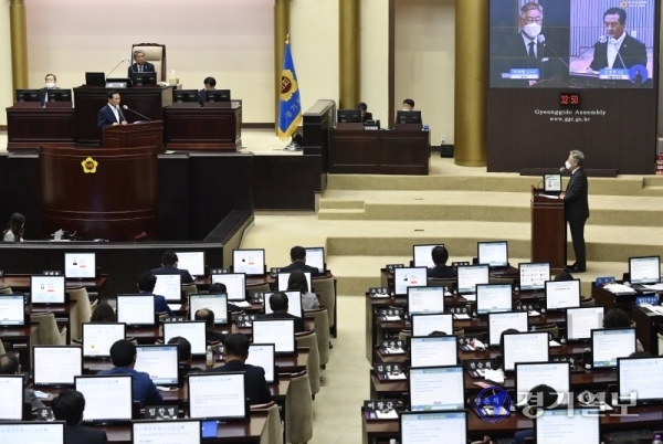 이재명 경기도지사가 22일 오전 경기도의회에서 열린 '제344회 정례회 제2차 본회의 도정질의'에서 대북전단 살포 관련 도 차원의 실질적 대처 방안을 묻는 김명원 의원의 질문에 답변하고 있다.조주현기자