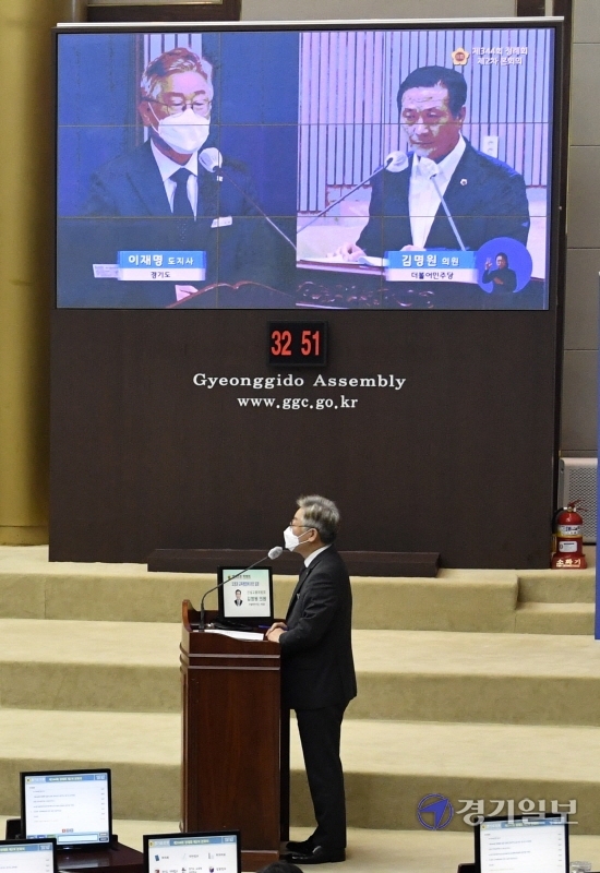 이재명 경기도지사가 22일 오전 경기도의회에서 열린 '제344회 정례회 제2차 본회의 도정질의'에서 대북전단 살포 관련 도 차원의 실질적 대처 방안을 묻는 김명원 의원의 질문에 답변하고 있다. 조주현기자