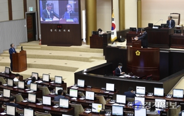 이재정 경기도교육감이 22일 오전 경기도의회에서 열린 '제344회 정례회 제2차 본회의 교육행정 질의'에서 농촌지역 인구감소와 청년 일자리 창출 방안을 묻는 김규창 의원의 질문에 답변하고 있다. 조주현기자