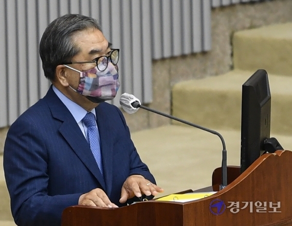 이재정 경기도교육감이 22일 오전 경기도의회에서 열린 '제344회 정례회 제2차 본회의 교육행정 질의'에서 농촌지역 인구감소 문제와 청년 일자리 창출 방안을 묻는 김규창 의원의 질문에 답변하고 있다. 조주현기자