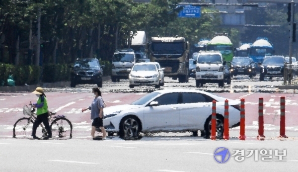 안성시 고삼면 낮 최고기온이 영상 38도까지 오르는 등 경기, 인천지역에 폭염이 찾아 온 22일 인천시 남동구 한 도로에서 지열로 인한 아지랑이가 피어오르고 있다. 장용준기자