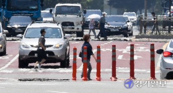 안성시 고삼면 낮 최고기온이 영상 38도까지 오르는 등 경기, 인천지역에 폭염이 찾아 온 22일 인천시 남동구 한 도로에서 지열로 인한 아지랑이가 피어오르고 있다. 장용준기자