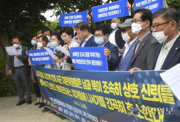 민주평화통일 자문회의 접경지역 협의회 자문위원들이 23일 파주시 임진각 철책 앞에서 대북전단 살포 관련 주민 안전과 군사긴장 해소를 촉구하는 공동성명을 발표하고 있다.조주현기자