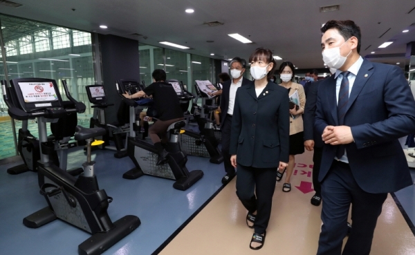 최윤희 문화체육관광부 2차관이 23일 수원월드컵경기장 내 스포츠센터인 스포츠아일랜드를 방문해 백성욱 대표(오른쪽)로부터 코로나19 생활 속 거리 두기와 관련해 방역상황에 설명을 들으며 시설을 점검하고 있다.문화체육관광부 제공