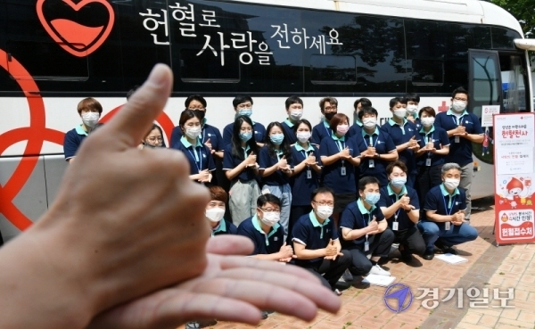 23일 오전 ‘사랑의 헌혈 릴레이’ 행사에 동참한 수원도시공사 임직원들이 수원시 더함파크 헌혈차 앞에서 ‘덕분에 챌린지’ 포즈로 기념촬영을 하고 있다. 김시범기자