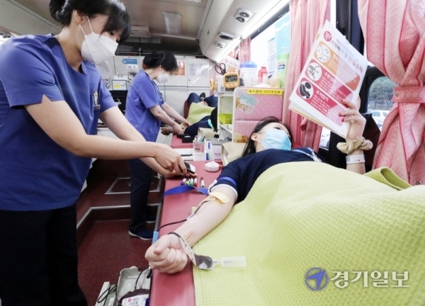 코로나19 여파로 혈액 수급에 어려움이 계속되고 있는 가운데 23일 오전 수원시 더함파크에서 수원도시공사 임직원들이 헌혈에 참여하고 있다. 김시범기자