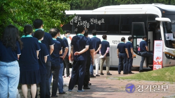 23일 오전 수원시 더함파크에서 수원도시공사 직원들이 헌혈에 동참하기 위해 길게 줄을 서 있다. 김시범기자