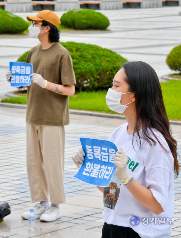 23일 오후 용인 경희대학교 국제캠퍼스에서 열린 ‘학생의 권리를 되찾기 위한 경희인 집중공동행동’ 행사에서 학생들이 코로나19 여파로 수업환경 변화에 따른 등록금 반환, 선택적 P/F제도 도입 등을 촉구하는 구호를 외치고 있다. 윤원규기자