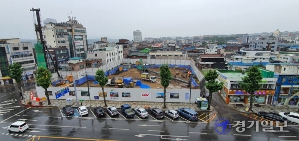 여주시 홍은동 일원에서 여주CGV가 들어설 건물 신축을 위한 터파기 공사가 진행되고 있다. 주민들이 이 공사로 인한 소음공해를 호소하고 있다. 류진동기자