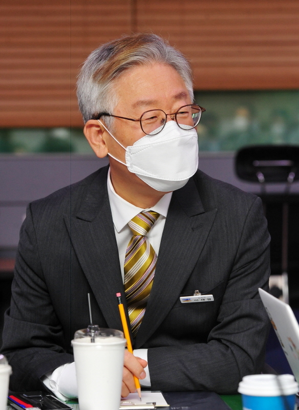 이재명 경기도지사가 24일 오후 도청 지역기자실에서 취임 2주년을 맞아 기자간담회를 하고 있다. 경기사진공동취재단