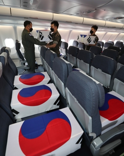미국 히캄공군기지에서 공군 장병들이 미국 측으로부터 인수한 한국군 유해를 KC-330 공중급유기에 안치하고 있다. 연합뉴스