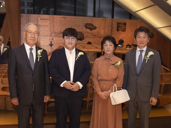 방시혁 빅히트 엔터테인먼트 의장(왼쪽에서 두 번째)이 포니정 혁신상 시상식 참석 후 관계자들과 기념촬영을 하고 있다. 빅히트엔터테인먼트