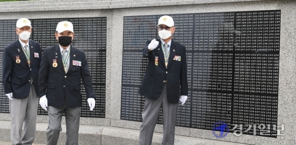 6.25 전쟁 70주년을 맞은 25일 오전  인천지역 참전 유공자들이 수봉공원 6.25 참전 인천지구 전적비에서 분향을 마친후 전우들의 이름이 새겨진 명비를 살펴보고 있다. 이 명비에는 인천에 거주하다가 참전한 1만9천334명 유공자들의 이름이 새겨져 있다.장용준기자