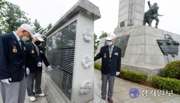 6.25 전쟁 70주년을 맞은 25일 오전  인천지역 참전 유공자들이 수봉공원 6.25 참전 인천지구 전적비에서 분향을 마친후 전우들의 이름이 새겨진 명비를 살펴보고 있다. 이 명비에는 인천에 거주하다가 참전한 1만9천334명 유공자들의 이름이 새겨져 있다.장용준기자