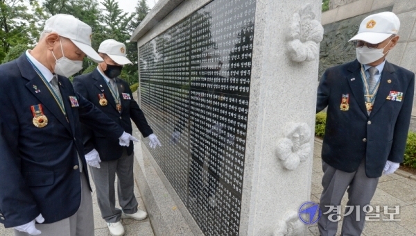 6.25 전쟁 70주년을 맞은 25일 오전  인천지역 참전 유공자들이 수봉공원 6.25 참전 인천지구 전적비에서 분향을 마친후 전우들의 이름이 새겨진 명비를 살펴보고 있다. 이 명비에는 인천에 거주하다가 참전한 1만9천334명 유공자들의 이름이 새겨져 있다.장용준기자
