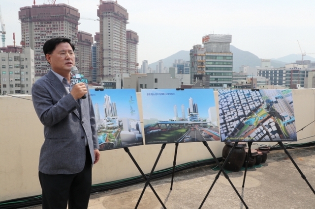 한대희 군포시장이 금정역 인근에서 금정환승센터 입체화사업에 대해 설명하고 있다. 군포시 제공
