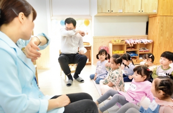 지난 2019년 5월 어린이집 방문간호사 사업 현장인 인천 남동구 남동보듬이나눔이 어린이집에서 박남춘 인천시장이 어린이들과 올바른 기침예절 교육을 받고 있다. 인천시 제공