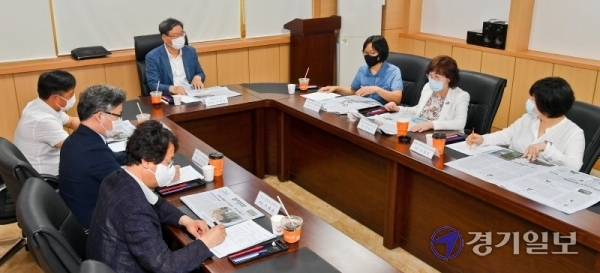 경기일보 독자권익위원회 6월 회의가 열린 25일 본보 소회의실에서 독자권익위 위원들이 지난달 본보 편집내용에 대해 평가하고 있다. 윤원규기자