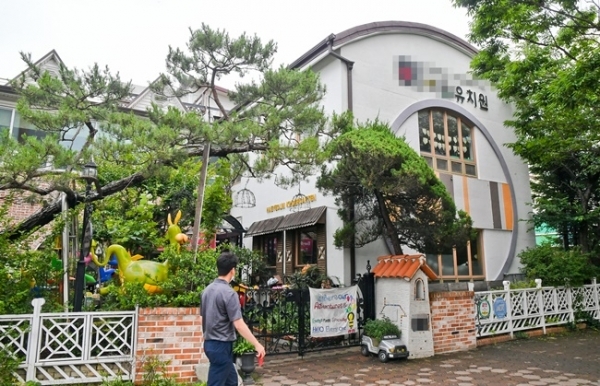 26일 오전 집단 식중독사고가 발생한 안산시 소재의 유치원이 폐쇄돼 고요한 모습을 보이고 있다. 이날 안산 상록보건소는 