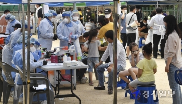 구리시 음악미술학원 강사가 코로나19 확진 판정을 받은 가운데 28일 오전 동구중학교에 마련된 선별진료소에서 시민들이 검사를 받고 있다. 조주현기자