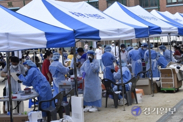 구리시 음악미술학원 강사가 코로나19 확진 판정을 받은 가운데 28일 오전 동구중학교에 마련된 선별진료소에서 시민들이 검사를 받고 있다.조주현기자