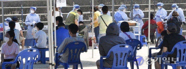 구리시 음악미술학원 강사가 코로나19 확진 판정을 받은 가운데 28일 오전 동구중학교에 마련된 선별진료소에서 시민들이 검사를 받고 있다.조주현기자