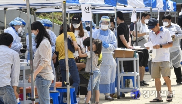 구리시 음악미술학원 강사가 코로나19 확진 판정을 받은 가운데 28일 오전 동구중학교에 마련된 선별진료소에서 시민들이 검사를 받고 있다.조주현기자
