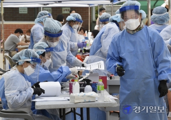구리시 음악미술학원 강사가 코로나19 확진 판정을 받은 가운데 28일 오전 동구중학교에 마련된 선별진료소에서 시민들이 검사를 받고 있다.조주현기자