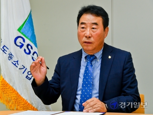 이석한 ㈔경기도중소기업CEO연합회장이 코로나19에 따른 기업의 현황을 설명하며 중소기업이 보유한 기술력과 가능성을 앞세워 새로운 전환점을 맞이해야 한다고 강조하고 있다. 윤원규기자