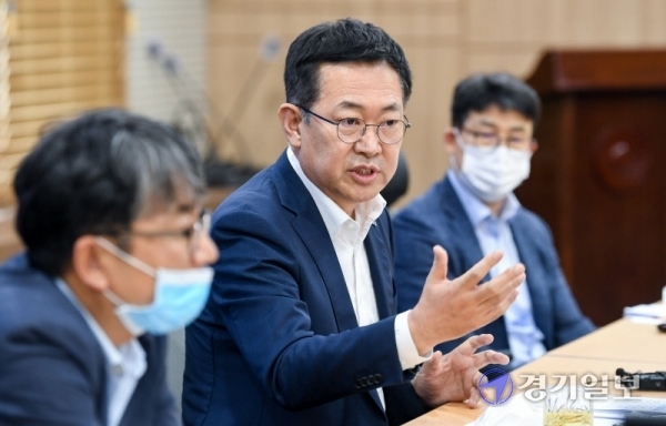 박남춘 인천시장이 민선7기 취임 2주년을 맞아 김광용 기획조정실장(왼쪽)과 신동명 원도심재생조정관(오른쪽)과 함께 기자간담회를 하고 있다. 장용준기자