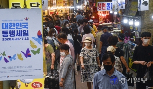 28일 오후 대한민국 동행세일 첫 휴일을 맞은 수원시 영동시장이 장보러 나온 시민들로 붐비고 있다. 대한민국 동행세일은 코로나19 여파로 침체된 내수경제를 살리기위해 기업과 소상공인 등이 참여하는 대규모 세일 행사로 오는 7월12일까지 계속된다. 조주현기자