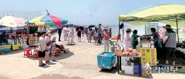 28일 오전 화성 서신면 궁평항에서 불법 음식판매용 노점상 영업이 버젓이 이뤄지고 있다. 김해령기자