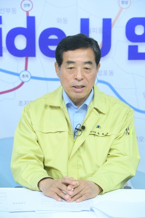 윤화섭 안산시장이 29일 취임 2주년 비대면 기자회견을 열고 “오는 2022년 대선과 지방선거를 동시에 실시하자”고 정치권에 제안하고 있다. 안산시 제공