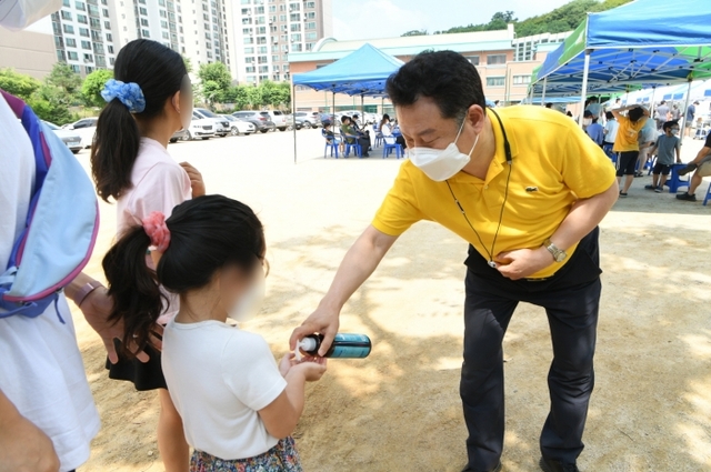 동구중학교에 임시 설치돼 운영되고 있는 선별진료소. 구리시 제공
