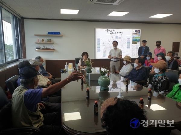 김보라 안성시장이 29일 집무실에서 축사 반대시위를 벌이는 후평리 주민 40여 명과 간담회를 열고 있다. 박석원기자