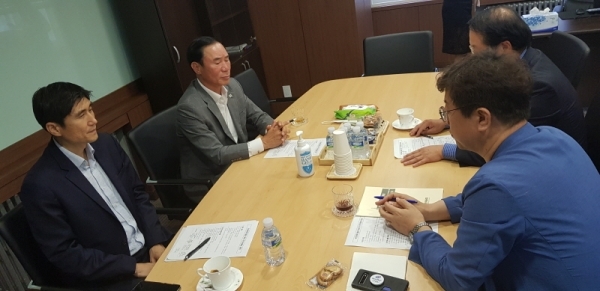 이원성 경기도체육회장(왼쪽 두번째)이 29일 오후 서울 국민체육진흥법 개정 추진위원회 사무실에서 열린 추진위원회의에 참석 향후 일정 등에 대해 논의하고 있다.경기도체육회 제공