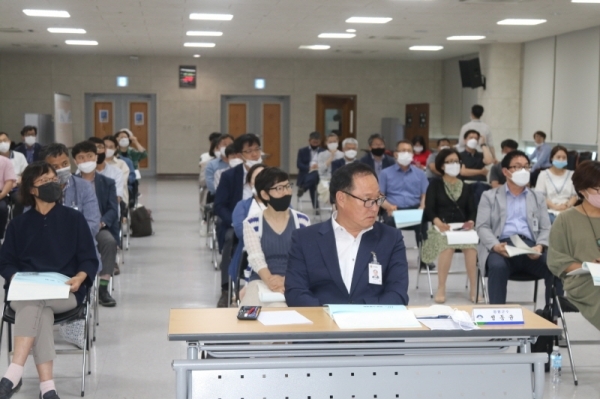 6월25일 오후 2시에 양평군청 대회의실에서 열린 양평군 푸드플랜 연구용역을 위한 착수보고회에서 정동균 군수를 비롯한 참가자들이 푸드플랜 용역 방향에 대한 설명을 듣고 있다.