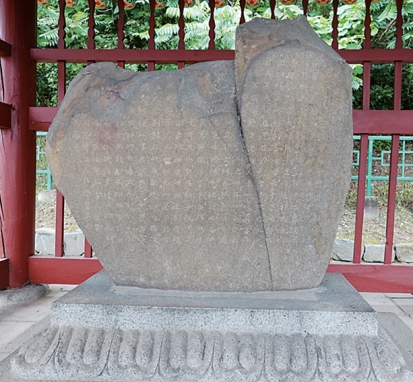 단양 신라 적성비 : 가로 세로가 엇비슷한 돌에 400여개의 글자가 가지런하게 새겨져 있는데, 그 가운데 288글자를 해독했다. 영민한 지도자인 진흥왕 때, 오랜 숙원인소백산맥을 넘어 군사 요충지인 단양을 점령하고, 승리를 만끽하는 신라인들의 호기로움이 곳곳에 드러난다. 김춘추와 함께 삼국통일의 최대 공신인 김유신의 조부며 금관가야의 왕자 출신인 무력의 이름이 귀족 가운데 세 번째로 보인다.