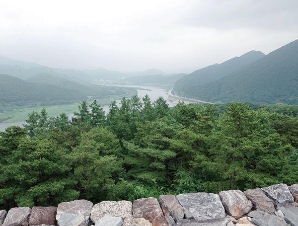 적성산성은 남한강 본류와 단양천, 죽령천 등 남한강 지류가 만나는 지점, 주변을 굽어보는 우뚝한 산 정상 천혜의 요새에 자리 잡았다.