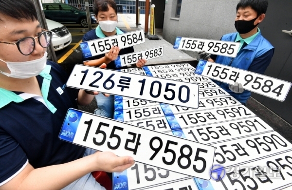29일 오전 수원시 권선구 수원도시공사 자동차 번호판 제작소에서 직원들이 오는 7월부터 도입되는 반사필름식 차량번호판을 점검하고 있다. 이번에 바뀌는 새 번호판에는 재귀반사식 필름이 부착돼 야간 운행시 전조등 불빛이 비치면 번호판을 쉽게 식별할 수 있도록 제작돼 교통사고 예방에 효과적이다. 김시범기자