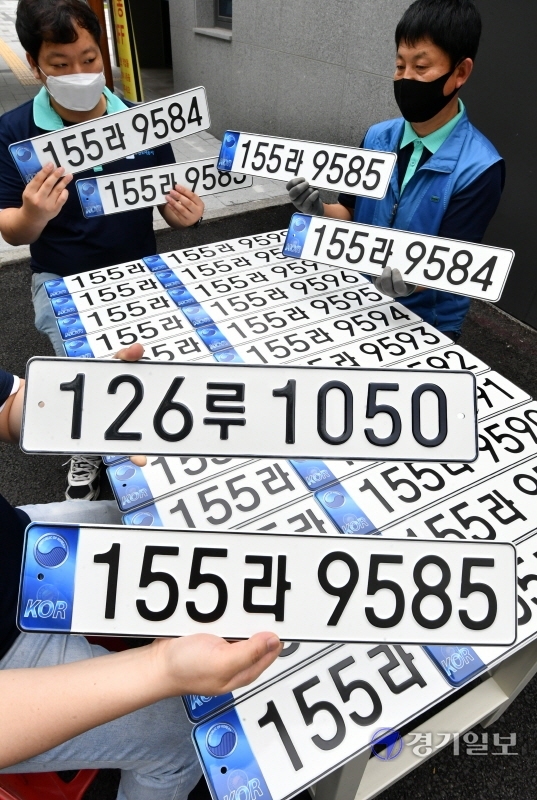 29일 오전 수원시 권선구 수원도시공사 자동차 번호판 제작소에서 직원들이 오는 7월부터 도입되는 반사필름식 차량번호판을 점검하고 있다. 이번에 바뀌는 새 번호판에는 재귀반사식 필름이 부착돼 야간 운행시 전조등 불빛이 비치면 번호판을 쉽게 식별할 수 있도록 제작돼 교통사고 예방에 효과적이다. 김시범기자