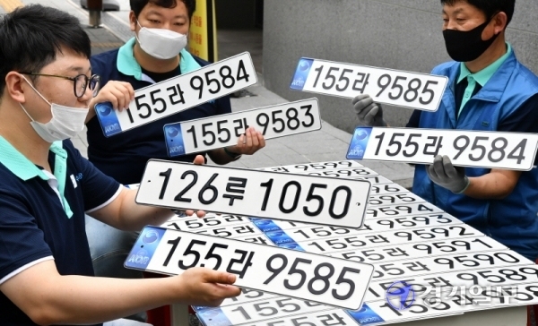 29일 오전 수원시 권선구 수원도시공사 자동차 번호판 제작소에서 직원들이 오는 7월부터 도입되는 반사필름식 차량번호판을 점검하고 있다. 이번에 바뀌는 새 번호판에는 재귀반사식 필름이 부착돼 야간 운행시 전조등 불빛이 비치면 번호판을 쉽게 식별할 수 있도록 제작돼 교통사고 예방에 효과적이다. 김시범기자