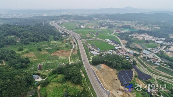 파주~연천~포천~가평을 동서로 연결하는 ‘국도 37호선’ 73km 전 구간이 착공 20여 년 만에 완전 개통된다. 29일 오후 연천군 청산면 백의리~장탄리 구간이 개통을 하루 앞두고 시원스레 뻗어있다. 이 도로 개통으로 파주 문산에서 가평까지 이동 시간이 1시간 이상 단축돼, 경기북부 지역경제 활성화와 균형발전에 크게 기여할 것으로 기대되고 있다. 윤원규기자