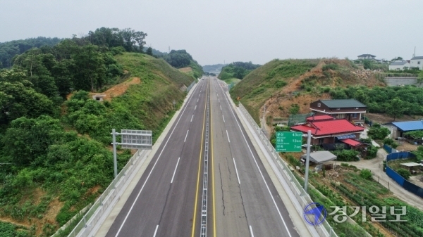파주~연천~포천~가평을 동서로 연결하는 ‘국도 37호선’ 73km 전 구간이 착공 20여 년 만에 완전 개통된다. 29일 오후 연천군 청산면 백의리~장탄리 구간이 개통을 하루 앞두고 시원스레 뻗어있다. 이 도로 개통으로 파주 문산에서 가평까지 이동 시간이 1시간 이상 단축돼, 경기북부 지역경제 활성화와 균형발전에 크게 기여할 것으로 기대되고 있다. 윤원규기자